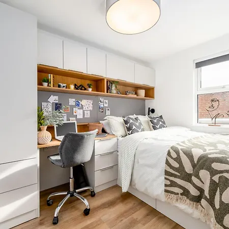 Apartment 48 Park Street *